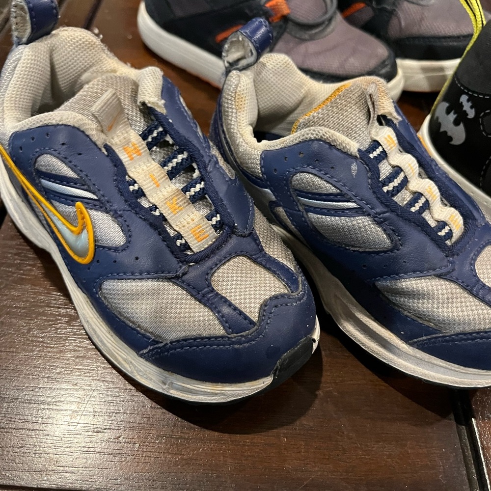 Baby Boys shoes Nike Osh Kosh Batman size 7 sneakers lot Gym Shoes 3 pr sneakers - Picture 2 of 11